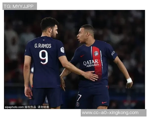 绝平巴黎伊桑与姆巴佩庆祝合影展现兄弟情深与奋斗历程